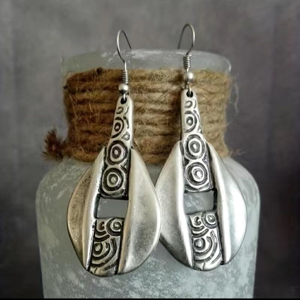 Boho Retro Style Silvery Droplet Dangle Earring with Carved Area NWT
